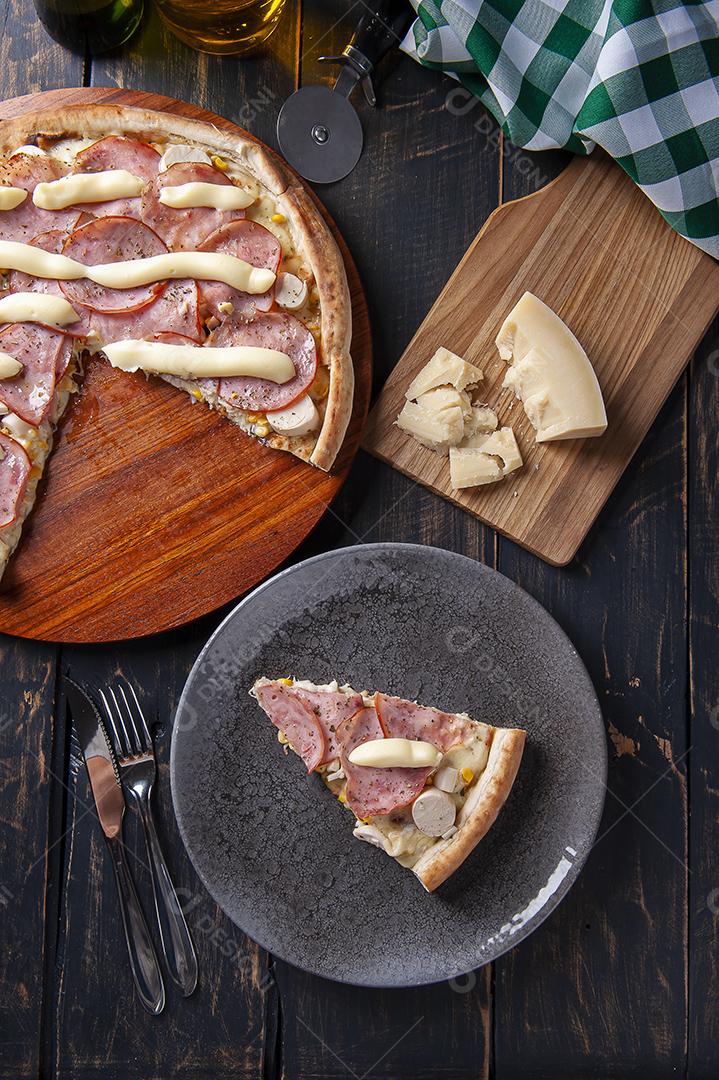 Um pedaço de Pizza de lombo no estilo brasileiro com mussarela, corações de palmeira JPG