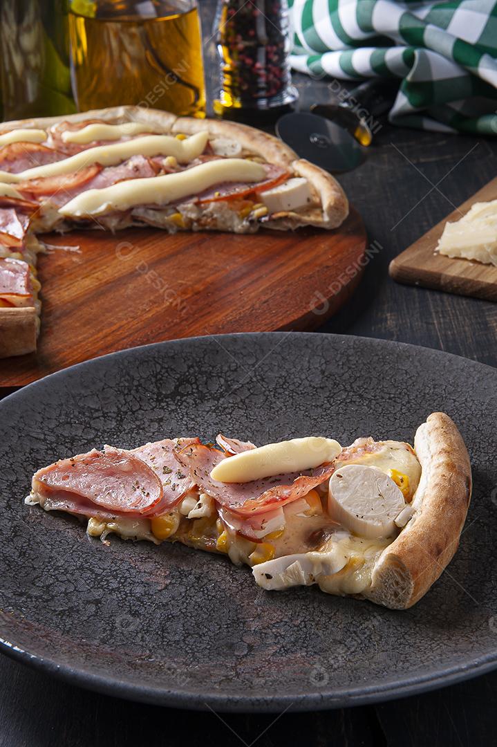 Pizza de lombo no estilo brasileiro com mussarela, corações de palmeira JPG