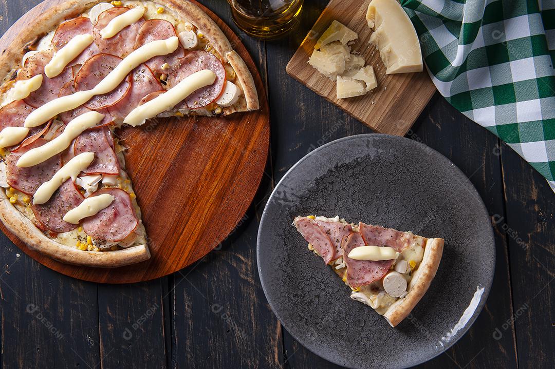 Pizza de lombo no estilo brasileiro com mussarela, corações de palmeira JPG