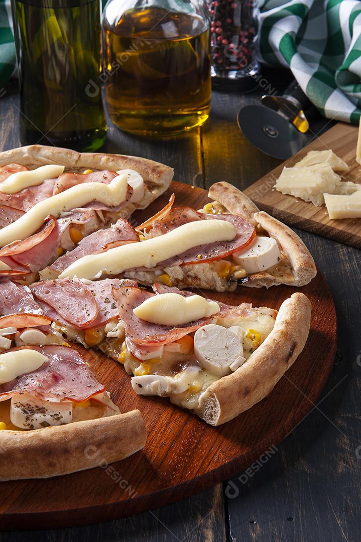 Pizza de lombo no estilo brasileiro com mussarela, corações de palmeira JPG