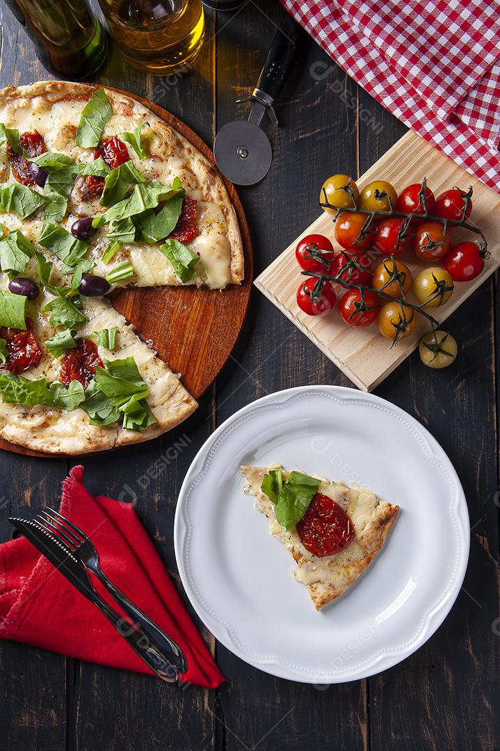 Um pedaço de Pizza com tomate seco JPG