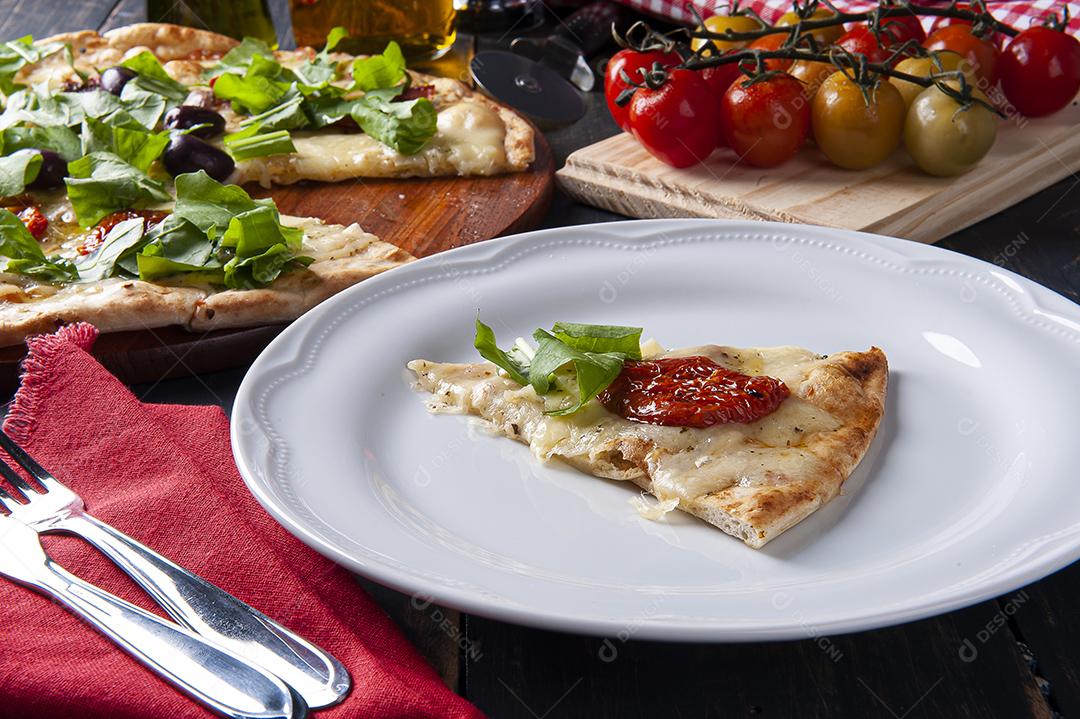 Um pedaço de Pizza com tomate seco JPG