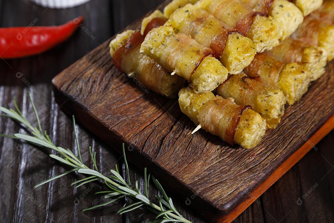 Fotos Espetinhos de mandioca enrolados no bacon medalhão de mandioca