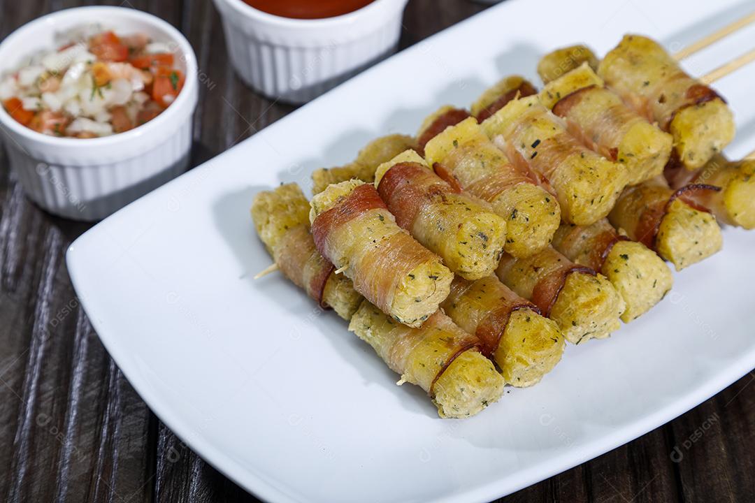 Fotos Espetinhos de mandioca enrolados no bacon medalhão de mandioca