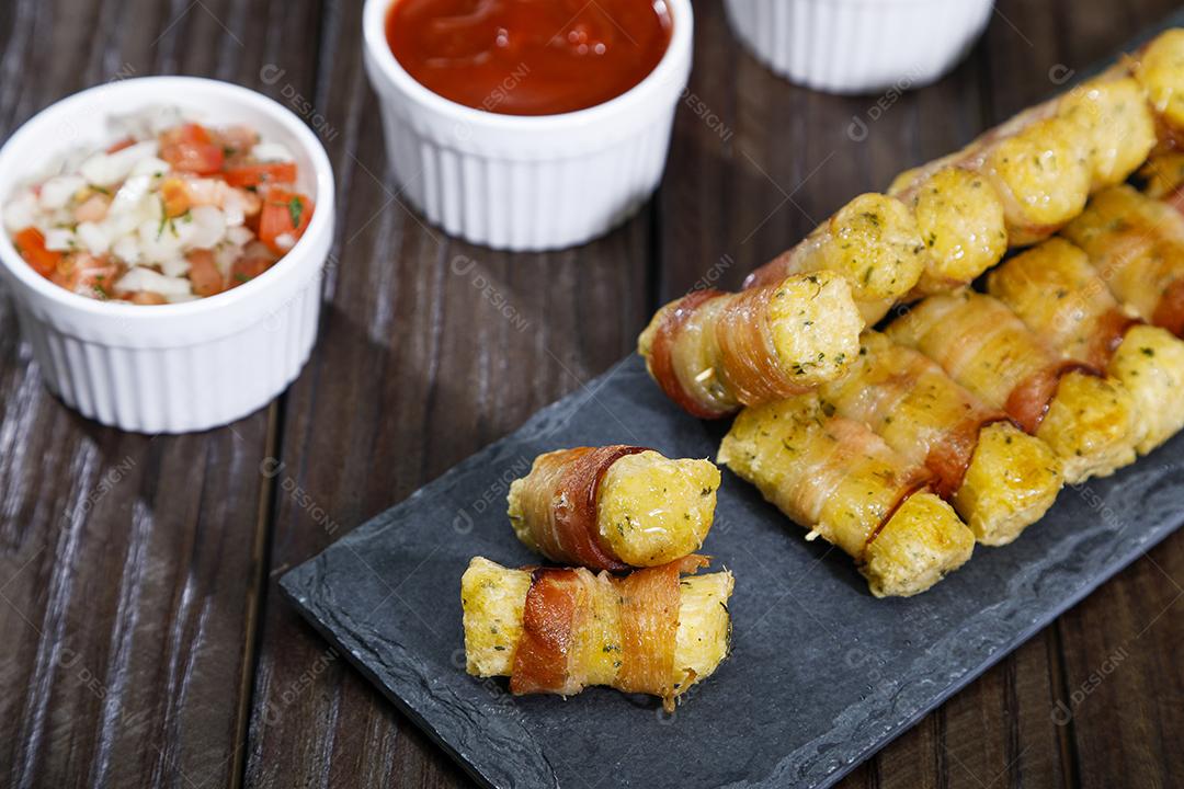 Fotos Espetinhos de mandioca enrolados no bacon medalhão de mandioca