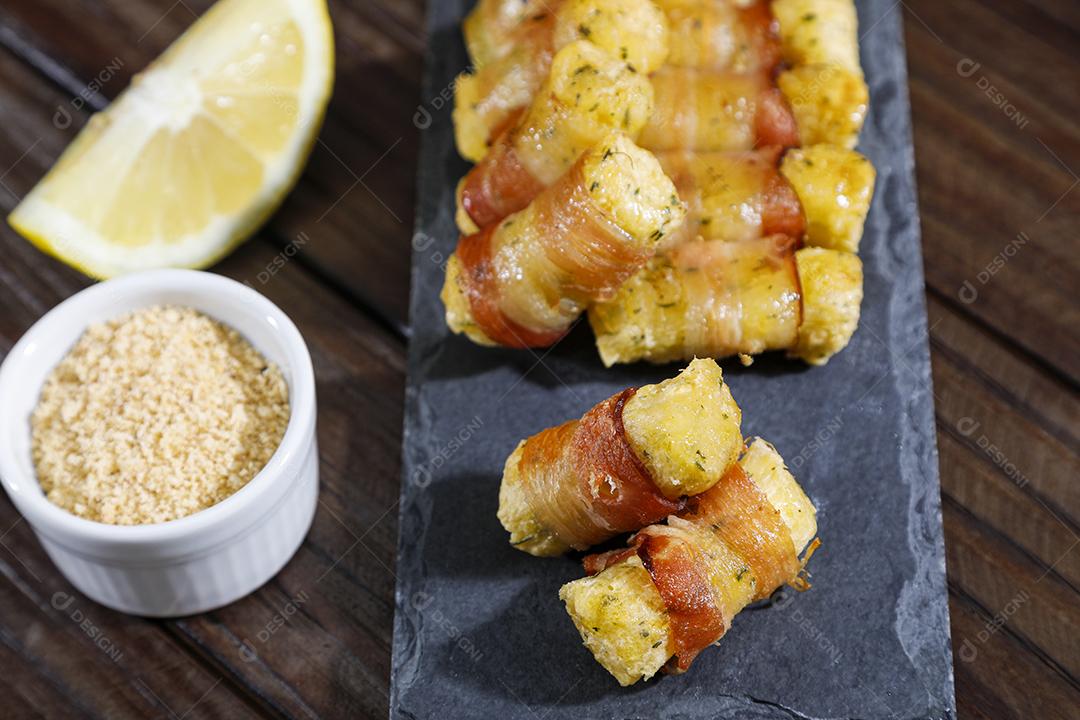 Espetinhos de mandioca enrolados no bacon medalhão de mandioca Imagem JPG