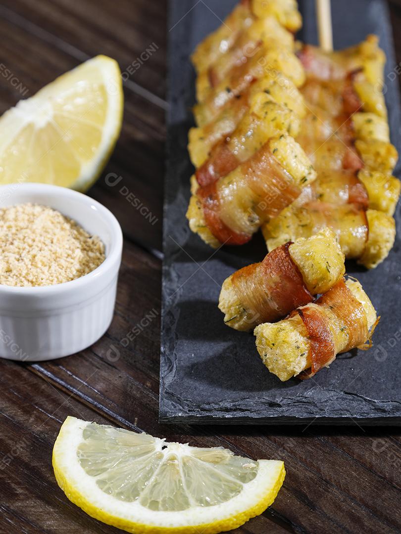 Espetinhos de mandioca enrolados no bacon medalhão de mandioca Imagem JPG