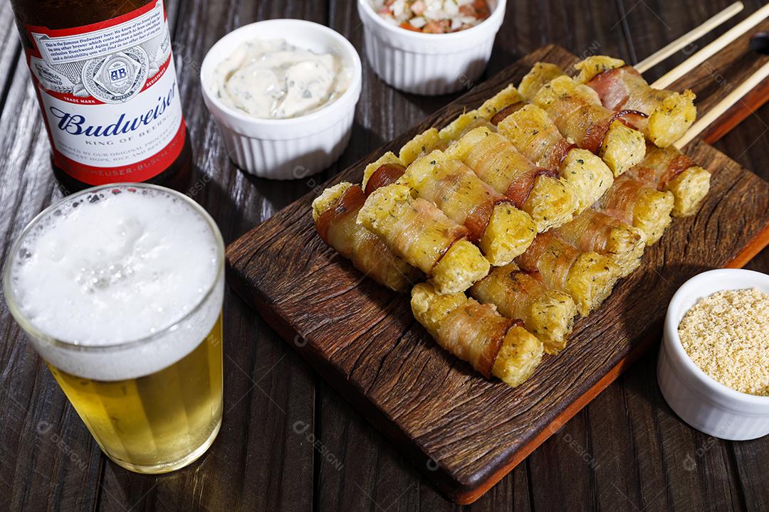 Fotos Espetinhos de mandioca enrolados no bacon medalhão de mandioca