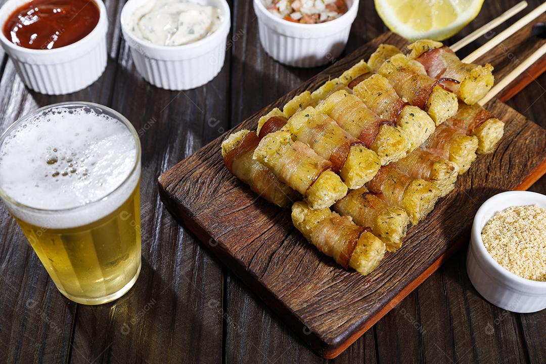 Fotos Espetinhos de mandioca enrolados no bacon medalhão de mandioca