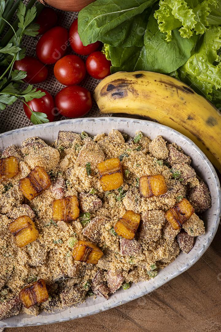 Farofa brasileira. Feito de farinha de mandioca, bacon e salsicha