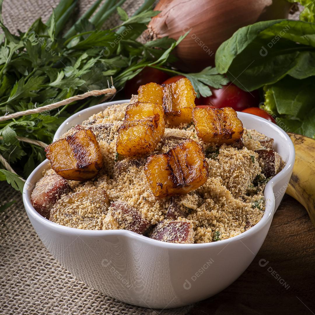 Farofa brasileira. Feito de farinha de mandioca, bacon e salsicha