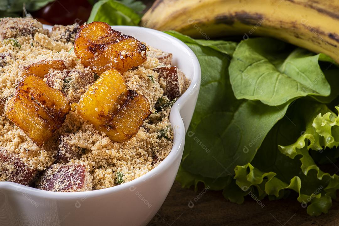 Farofa brasileira. Feito de farinha de mandioca, bacon e salsicha