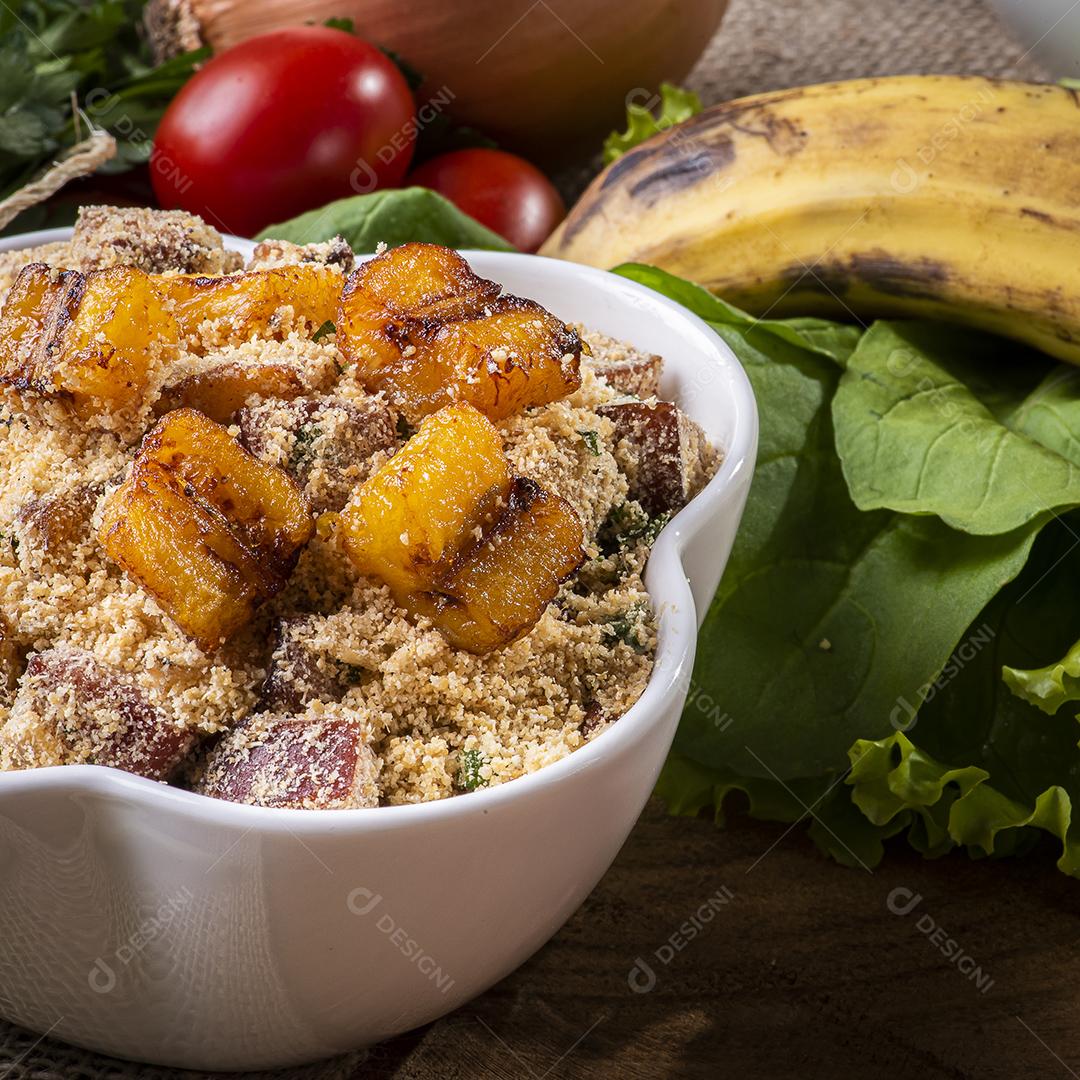 Farofa brasileira. Feito de farinha de mandioca, bacon e salsicha