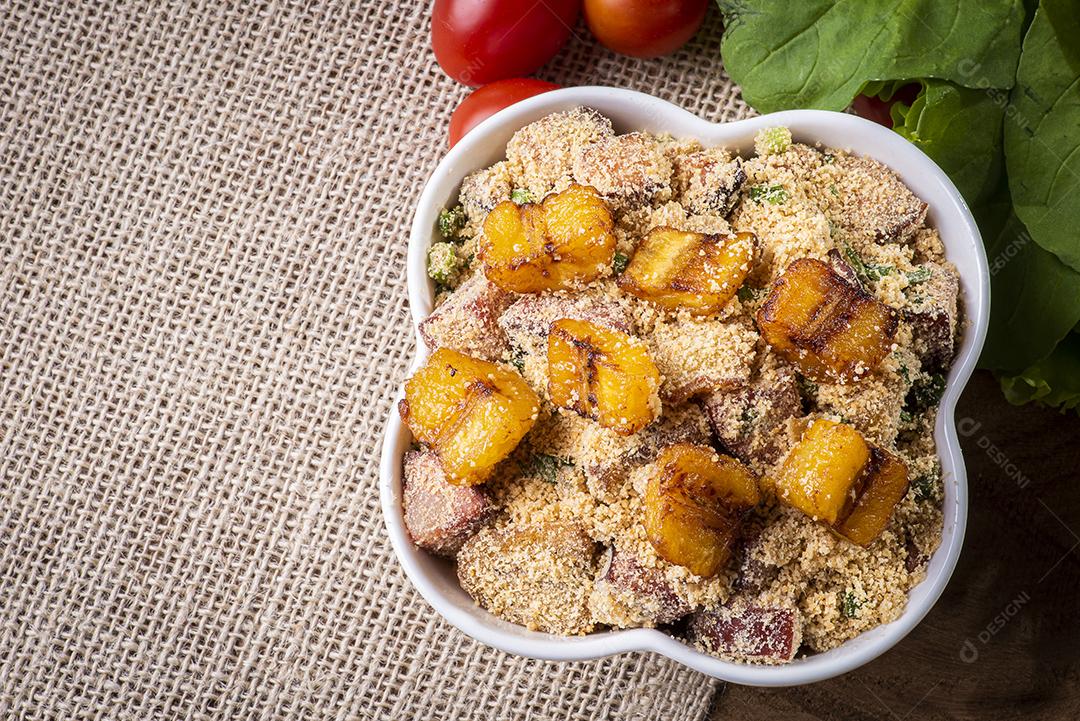 Farofa brasileira. Feito de farinha de mandioca, bacon e salsicha
