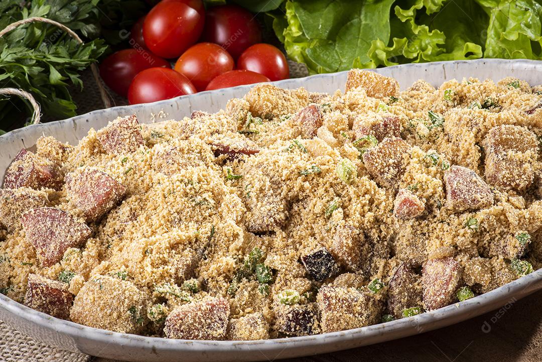 Farofa brasileira. Feito de farinha de mandioca, bacon e salsicha