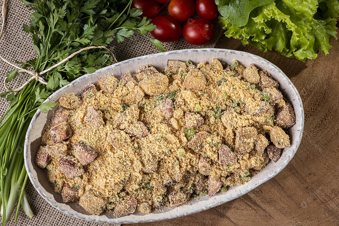 Farofa brasileira. Feito de farinha de mandioca, bacon e salsicha