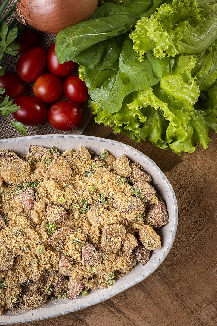 Farofa brasileira. Feito de farinha de mandioca, bacon e salsicha