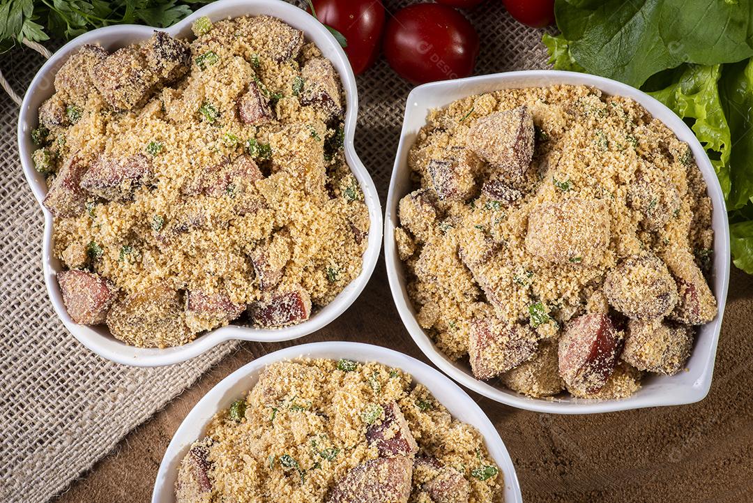 Farofa brasileira. Feito de farinha de mandioca, bacon e salsicha