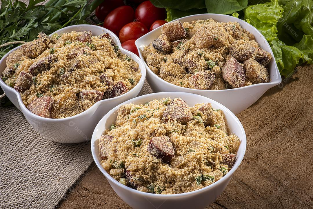 Farofa brasileira. Feito de farinha de mandioca, bacon e salsicha JPG