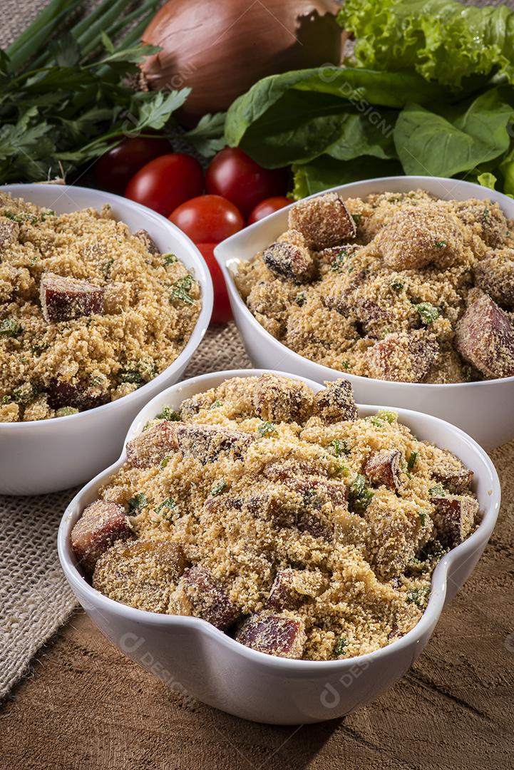 Farofa brasileira. Feito de farinha de mandioca, bacon e salsicha JPG