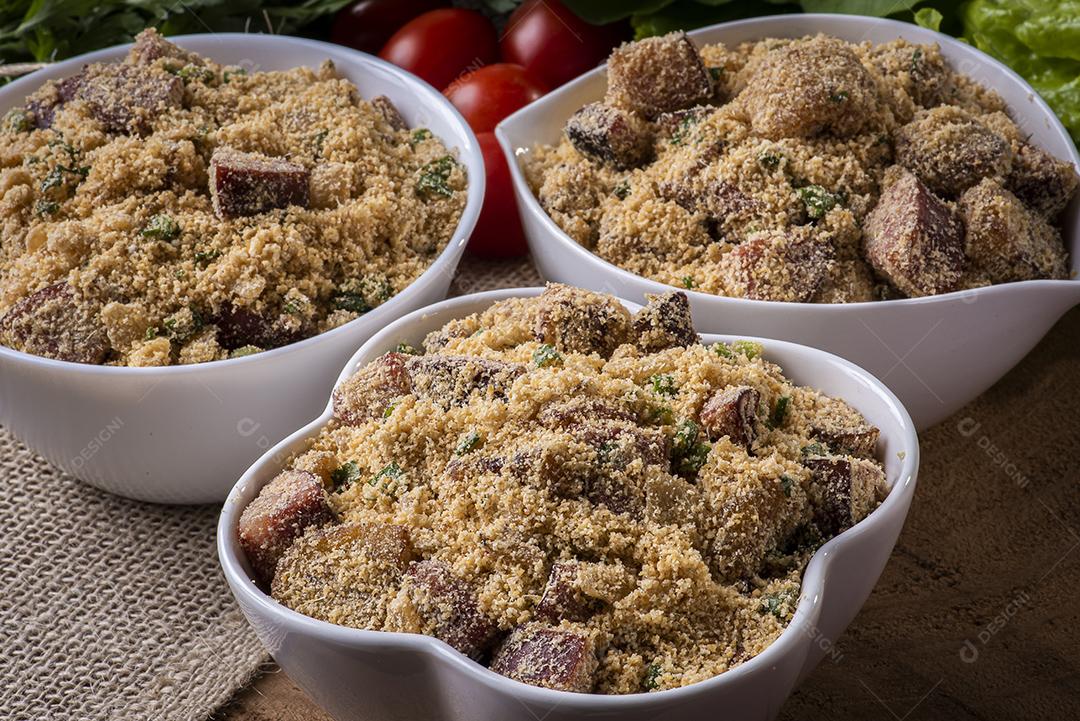 Farofa brasileira. Feito de farinha de mandioca, bacon e salsicha JPG