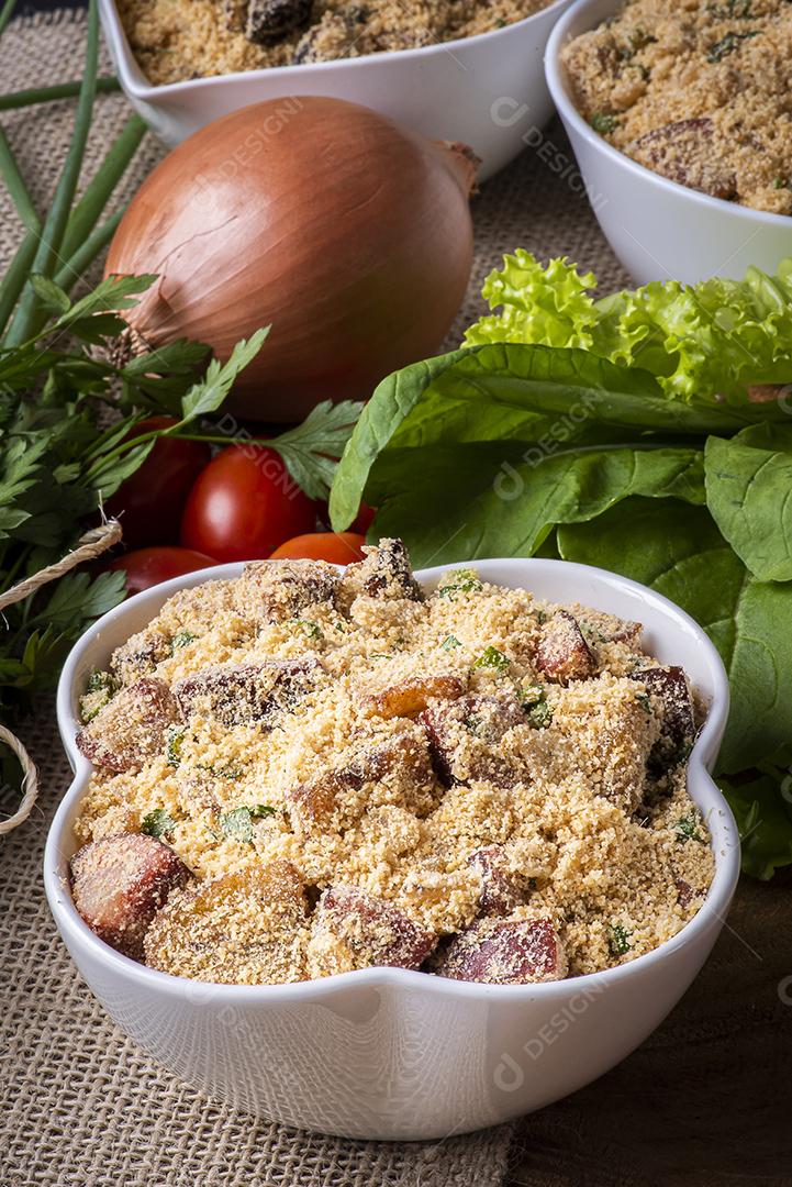 Farofa brasileira Feito de farinha de mandioca bacon e salsicha JPG