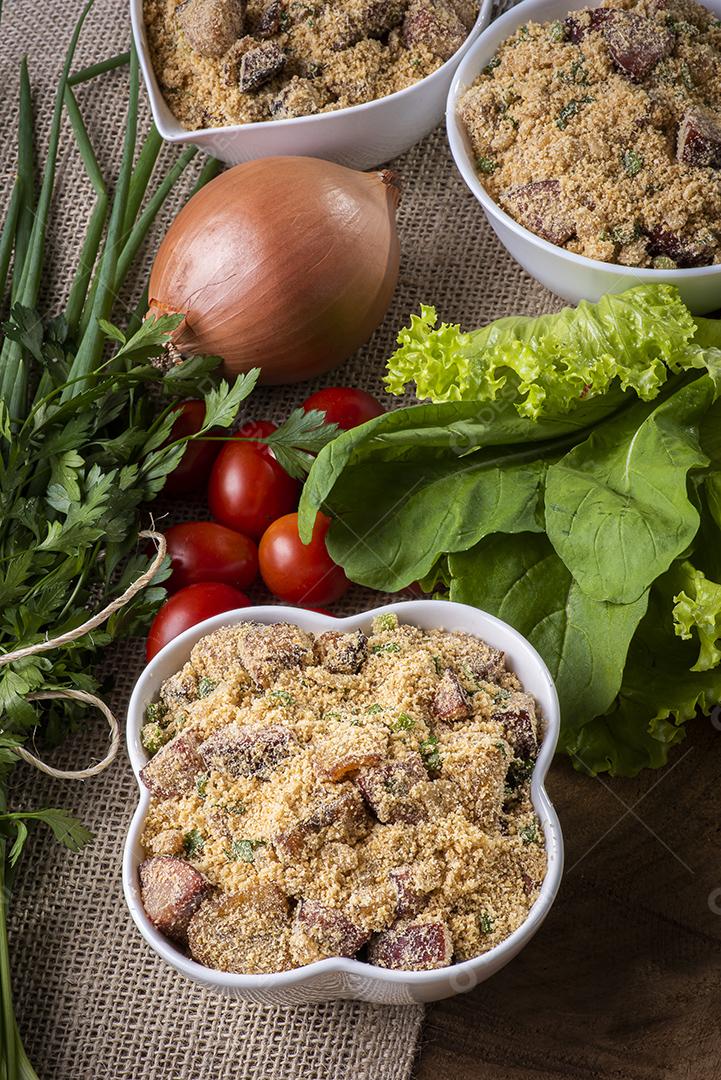 Farofa brasileira. Feito de farinha de mandioca, bacon e salsicha JPG