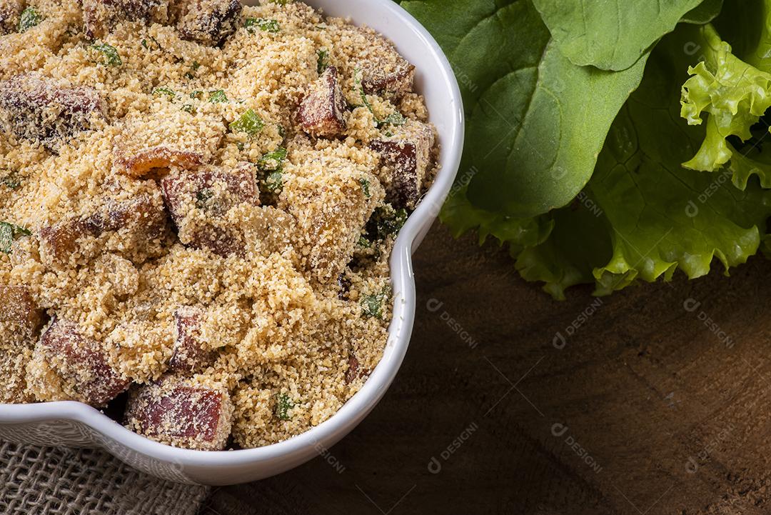 Farofa brasileira. Feito de farinha de mandioca, bacon e salsicha JPG