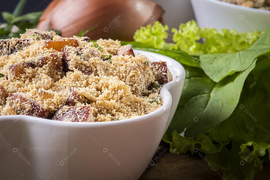 Farofa brasileira. Feito de farinha de mandioca, bacon e salsicha JPG