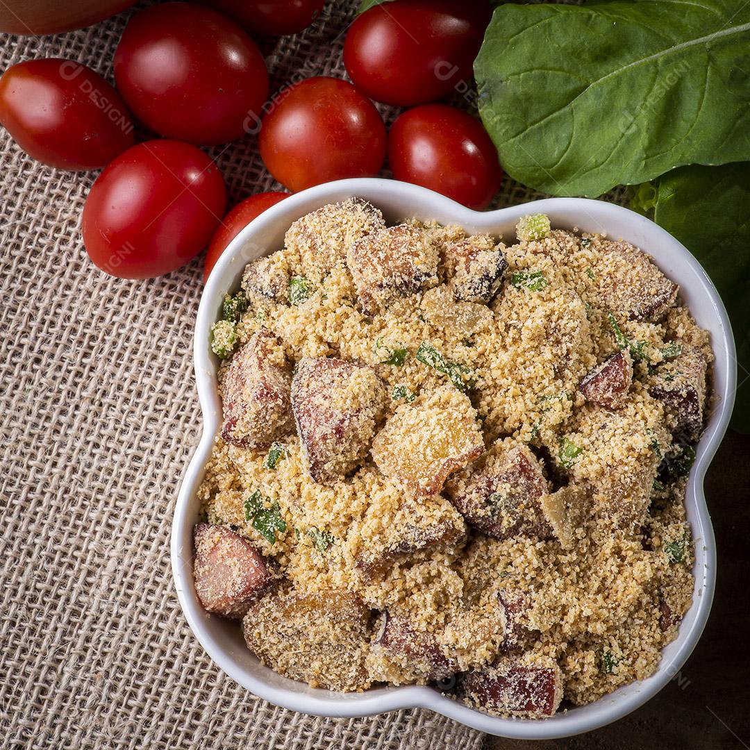 Farofa brasileira. Feito de farinha de mandioca, bacon e salsicha JPG