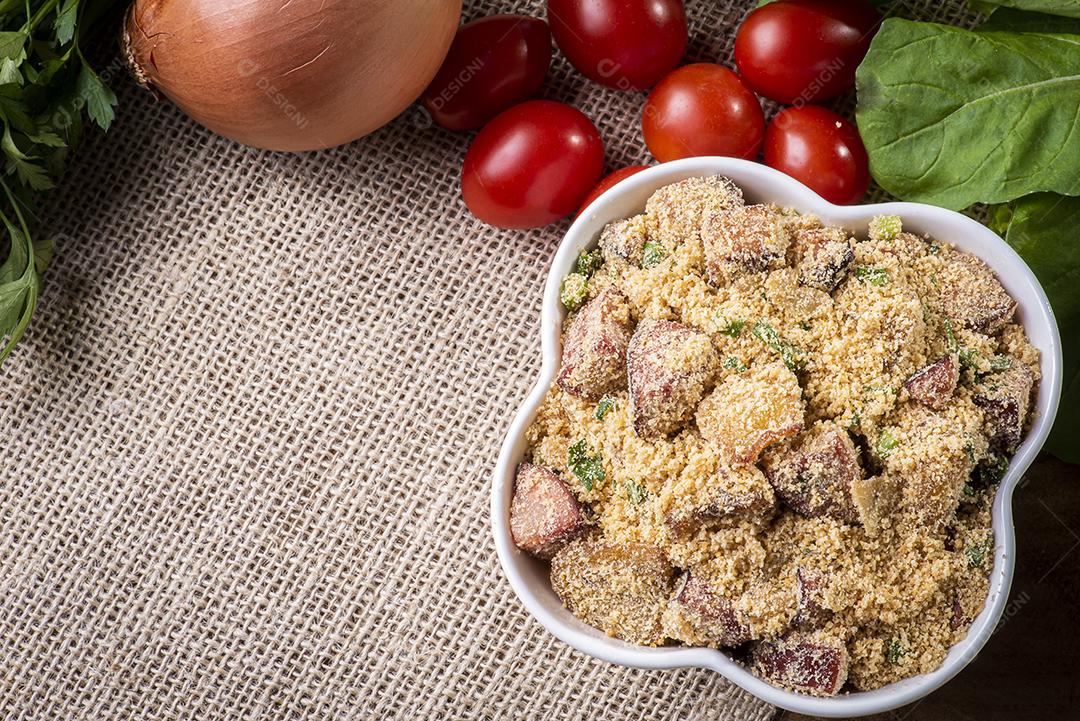 Farofa brasileira. Feito de farinha de mandioca, bacon e salsicha JPG