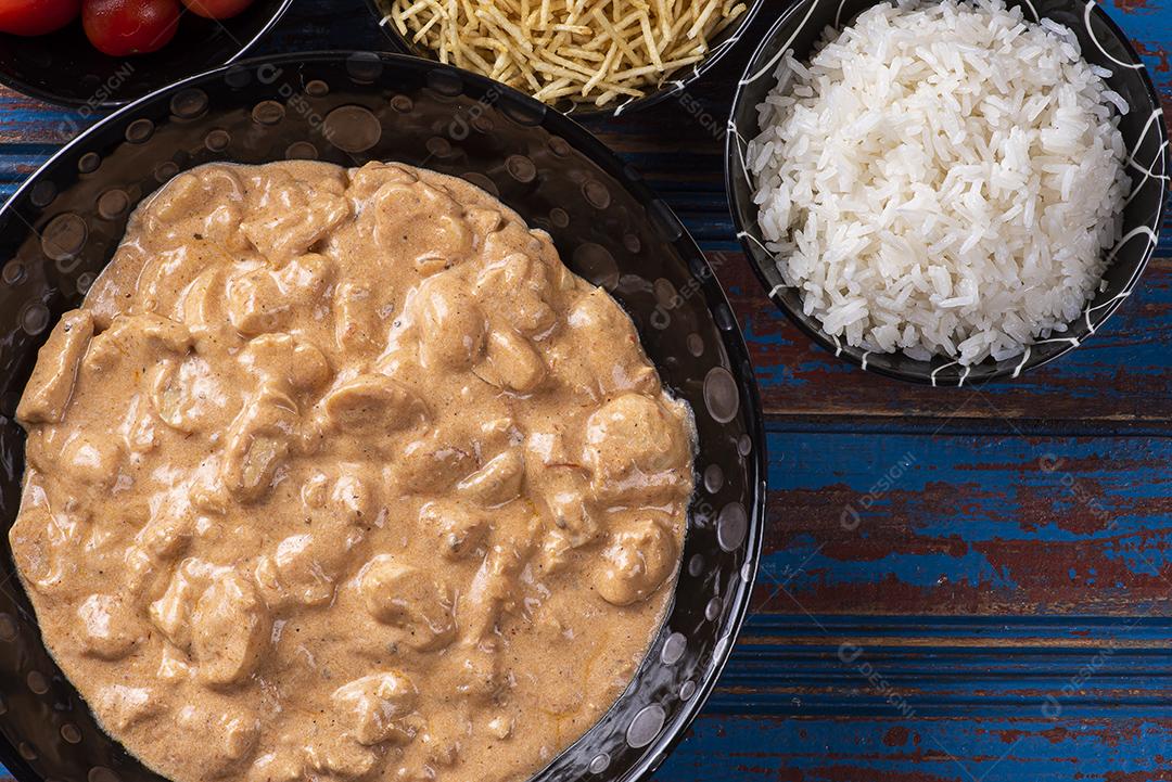 Estrogonofe de frango acompanhado de arroz e palha de batata JPG