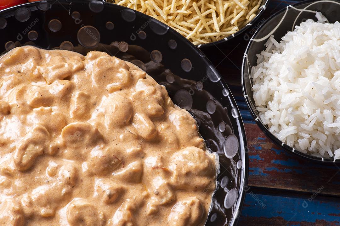 Estrogonofe de frango acompanhado de arroz e palha de batata JPG