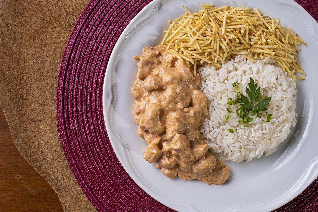 Estrogonofe de frango acompanhado de arroz e palha de batata JPG