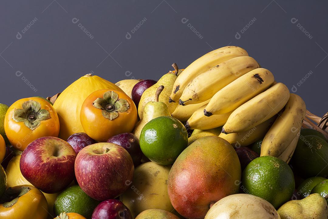 Cesta de frutas. Maçã, limão, manga, ameixa, melão, banana JPG