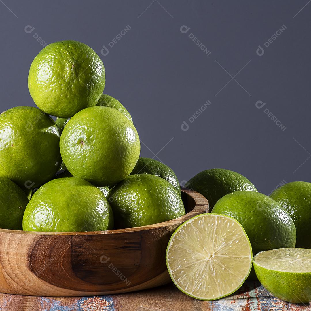 Limão cortado ao meio com alguns limões JPG