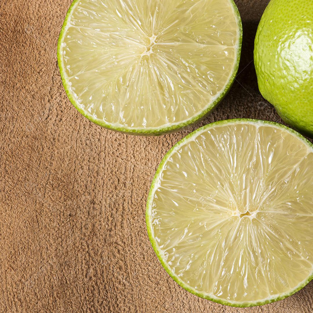 Limão cortado ao meio com alguns limões