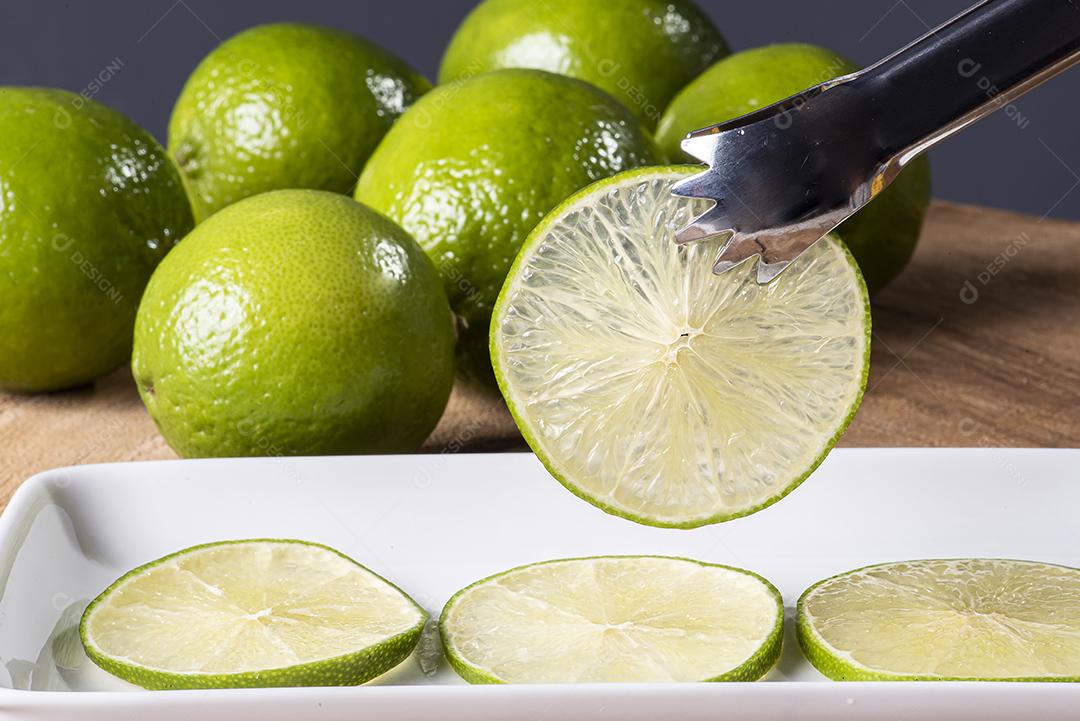 Fatias de limão com limões JPG