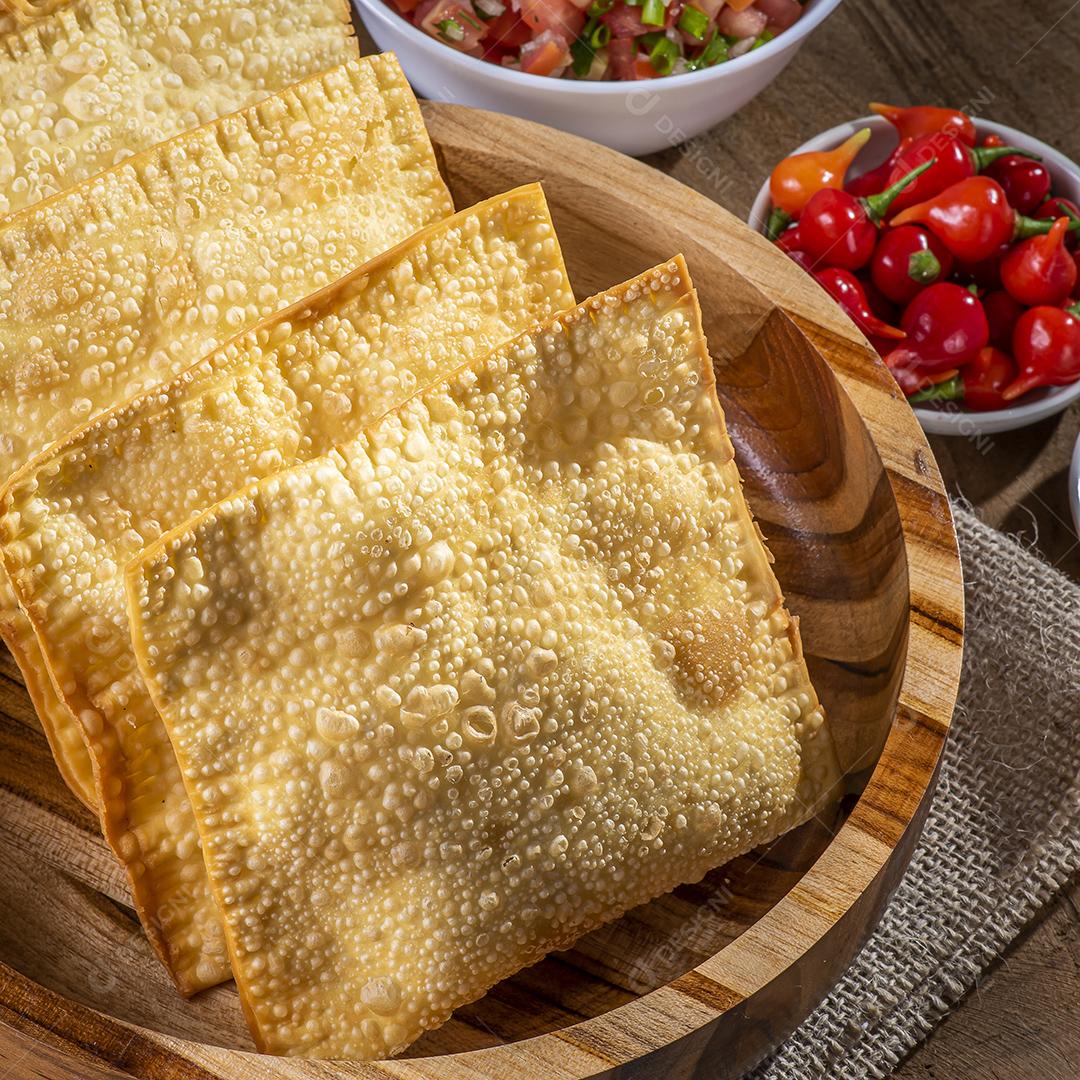 Lanche típico brasileiro chamado Pastel. Acompanhado por vinaigret JPG