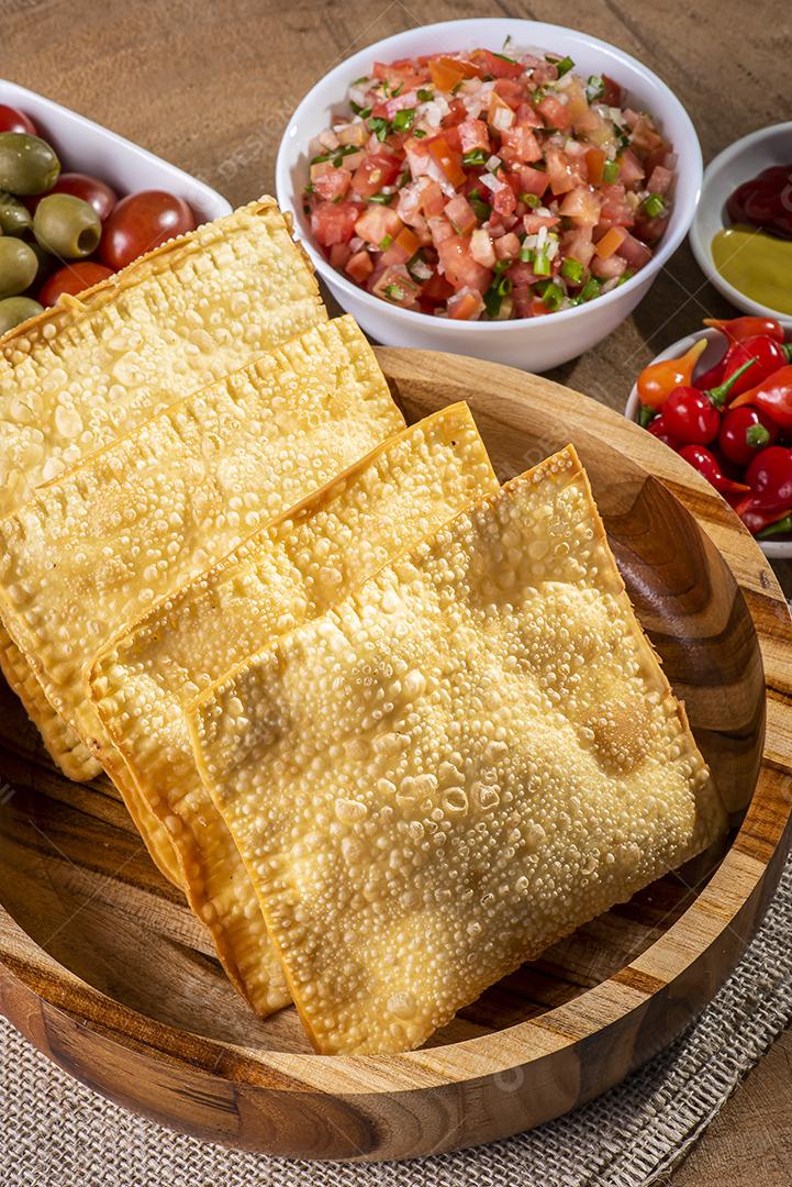 Lanche típico brasileiro chamado Pastel. Acompanhado por vinaigret JPG