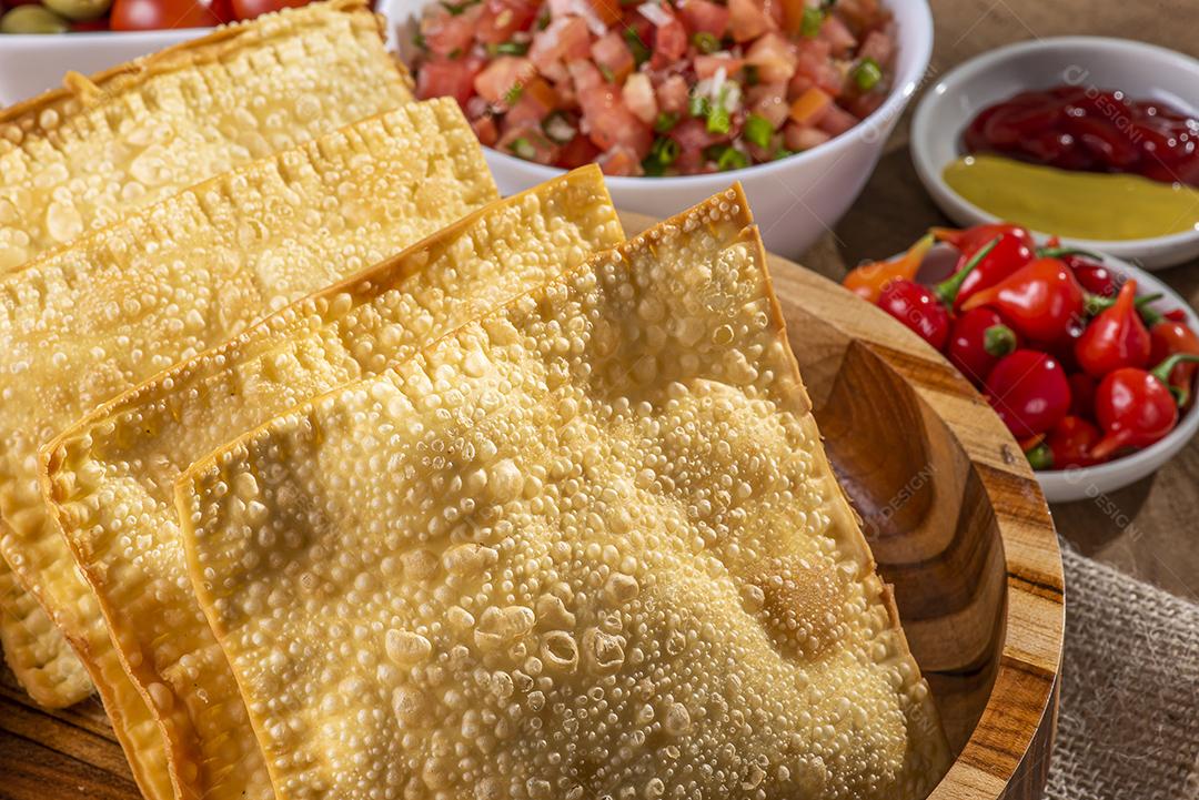 Lanche típico brasileiro chamado Pastel. Acompanhado por vinaigret JPG