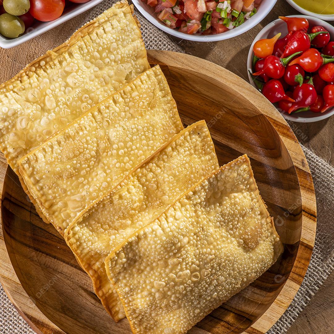 Lanche típico brasileiro chamado Pastel. Acompanhado por vinaigret JPG