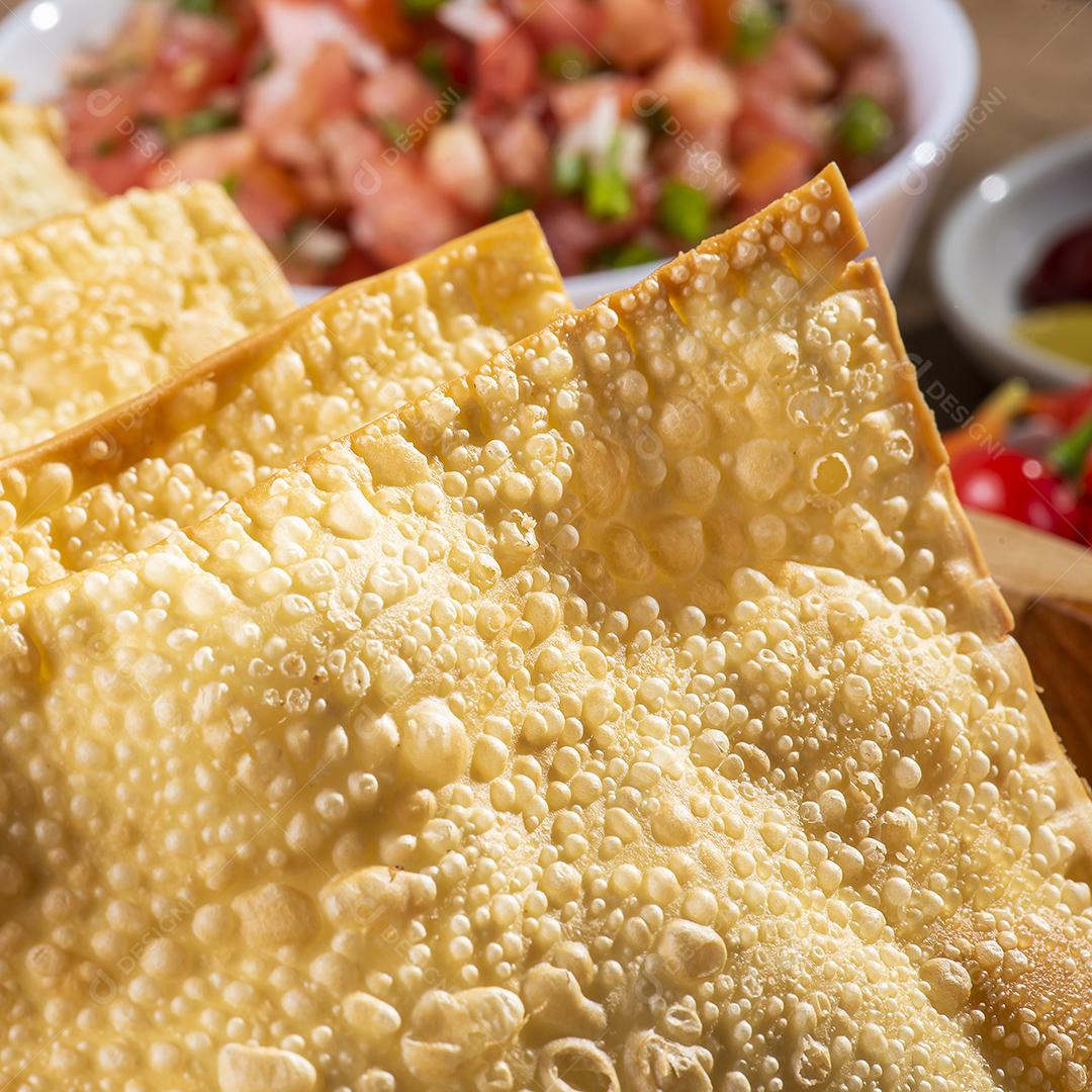 Lanche típico brasileiro chamado Pastel. Acompanhado por vinaigret JPG