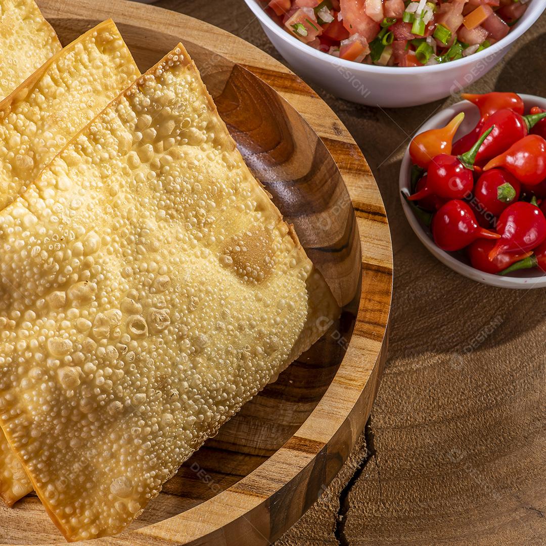 Lanche típico brasileiro chamado Pastel. Acompanhado por vinaigret JPG