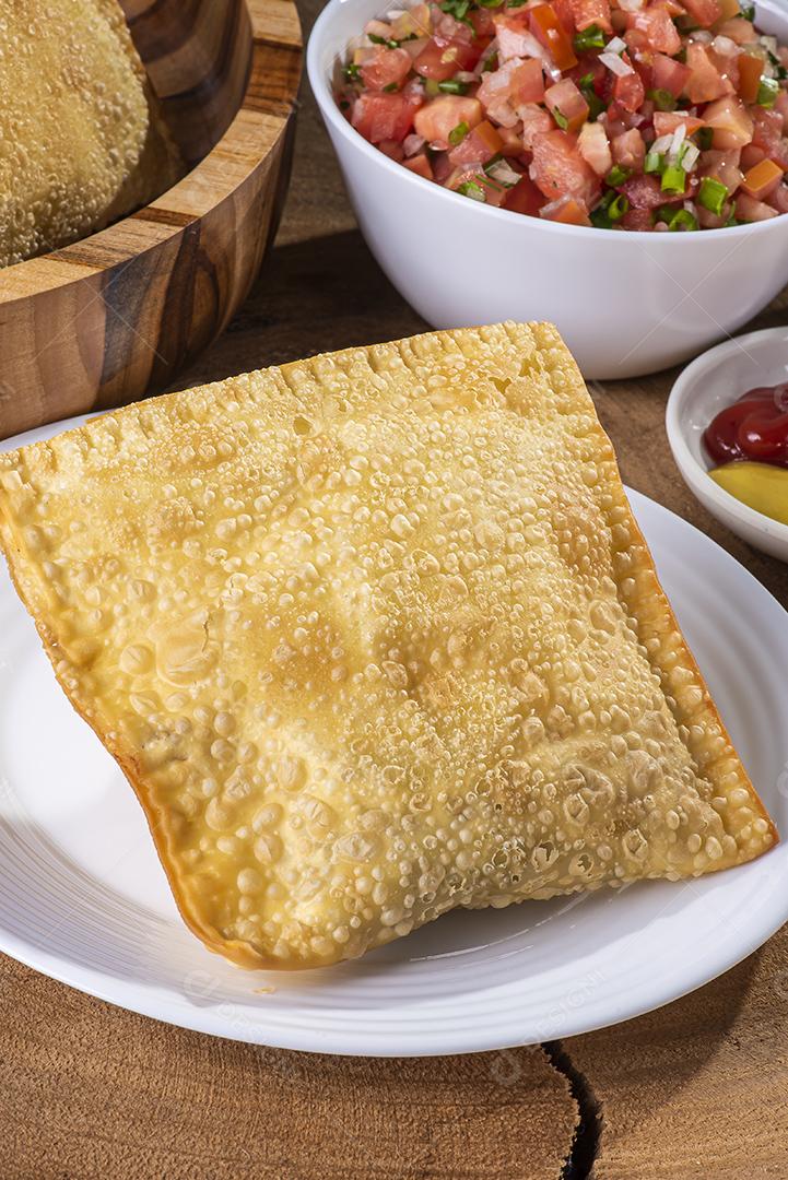 Lanche típico brasileiro chamado Pastel. Acompanhado por vinaigret JPG