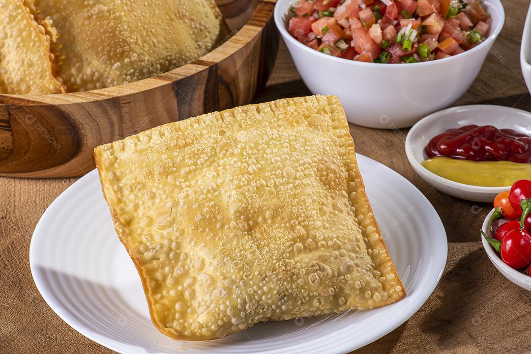 Lanche típico brasileiro chamado Pastel. Acompanhado por vinaigret JPG