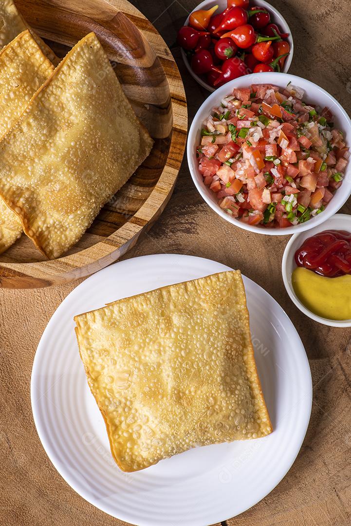 Lanche típico brasileiro chamado Pastel. Acompanhado por vinaigret JPG