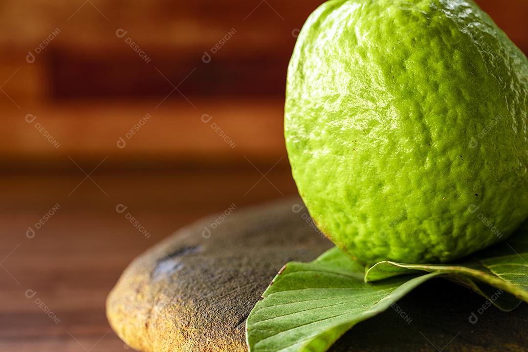 Goiabas vermelhas frescas com folhas verdes e folhas de goiaba Imagem JPG