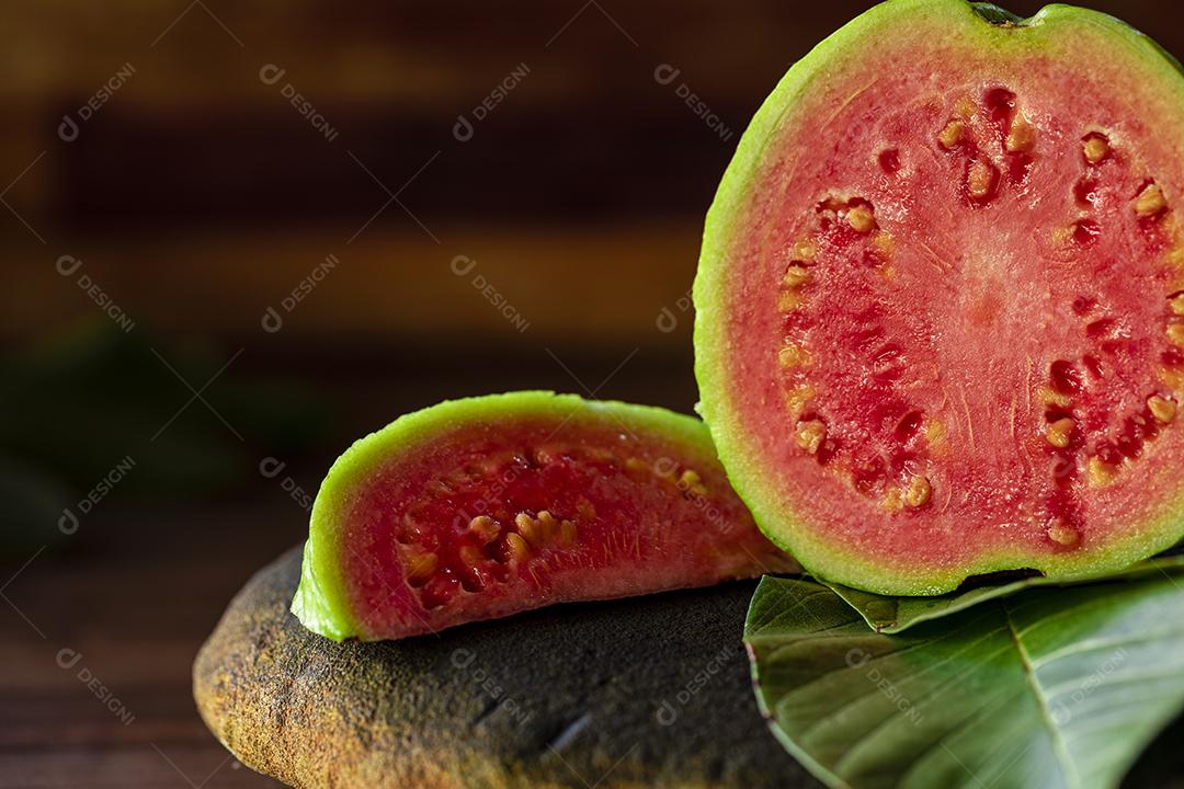 Goiabas vermelhas fatiadas  Imagem JPG