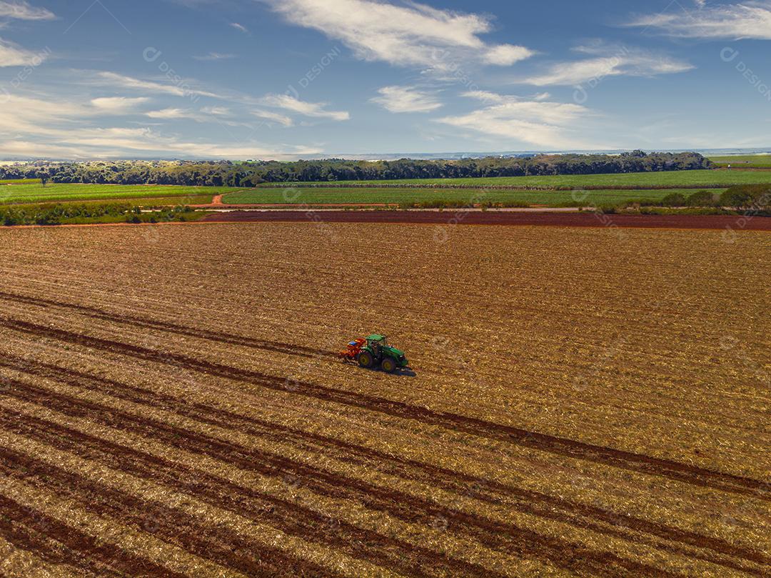 Fertilizando a terra onde a cana-de-açúcar foi plantada vista aérea Imagem JPG